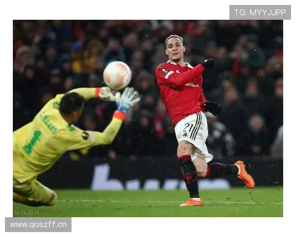 曼联“后腰危机”引爆战术分歧：滕哈赫疯狂重用麦克托米奈引发争议，球迷直呼战术体系已彻底失控！