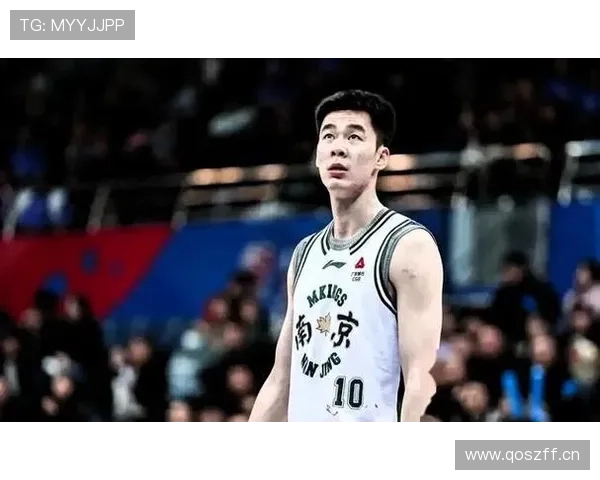 郭昊文刚从草坪爬出来满是泥点，转身十分钟就把那块奢侈腕表戴上了，我这反差笑不出来