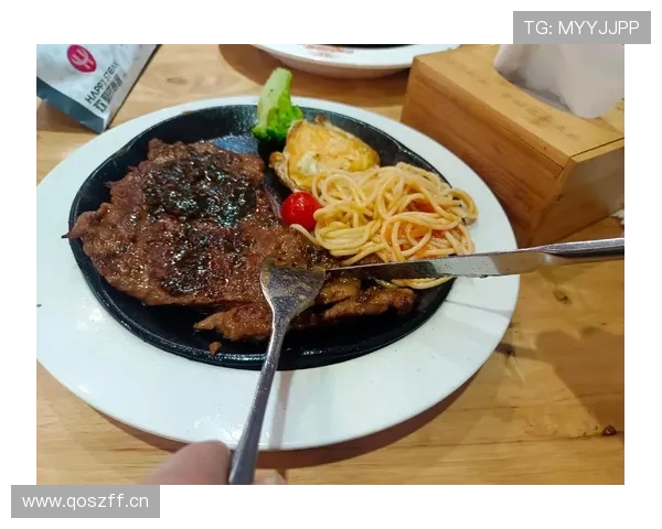 莱万每天凌晨四点起床吃牛排，这谁顶得住啊